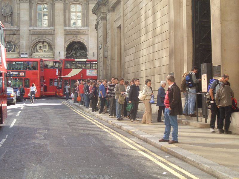 London broke. Очередь в Лондоне. Британская очередь. Queuing in Britain.